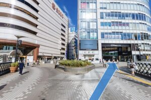 2. 右手「CASTY」方向に進みます