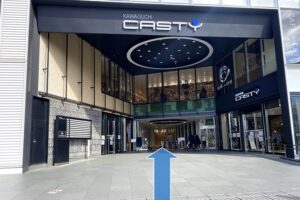 3. 下りのエスカレーターに乗ります