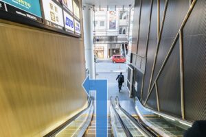 4. 二つ目のエスカレーターで地上に降り、左に曲がります