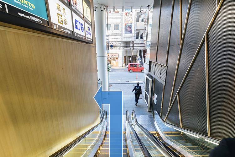 4. 二つ目のエスカレーターで地上に降り、左に曲がります