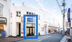 6. 少し進んだ先にある白い建物が当クリニックになります